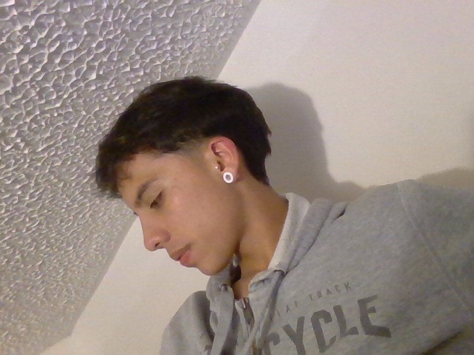 skinny17 from stripchat