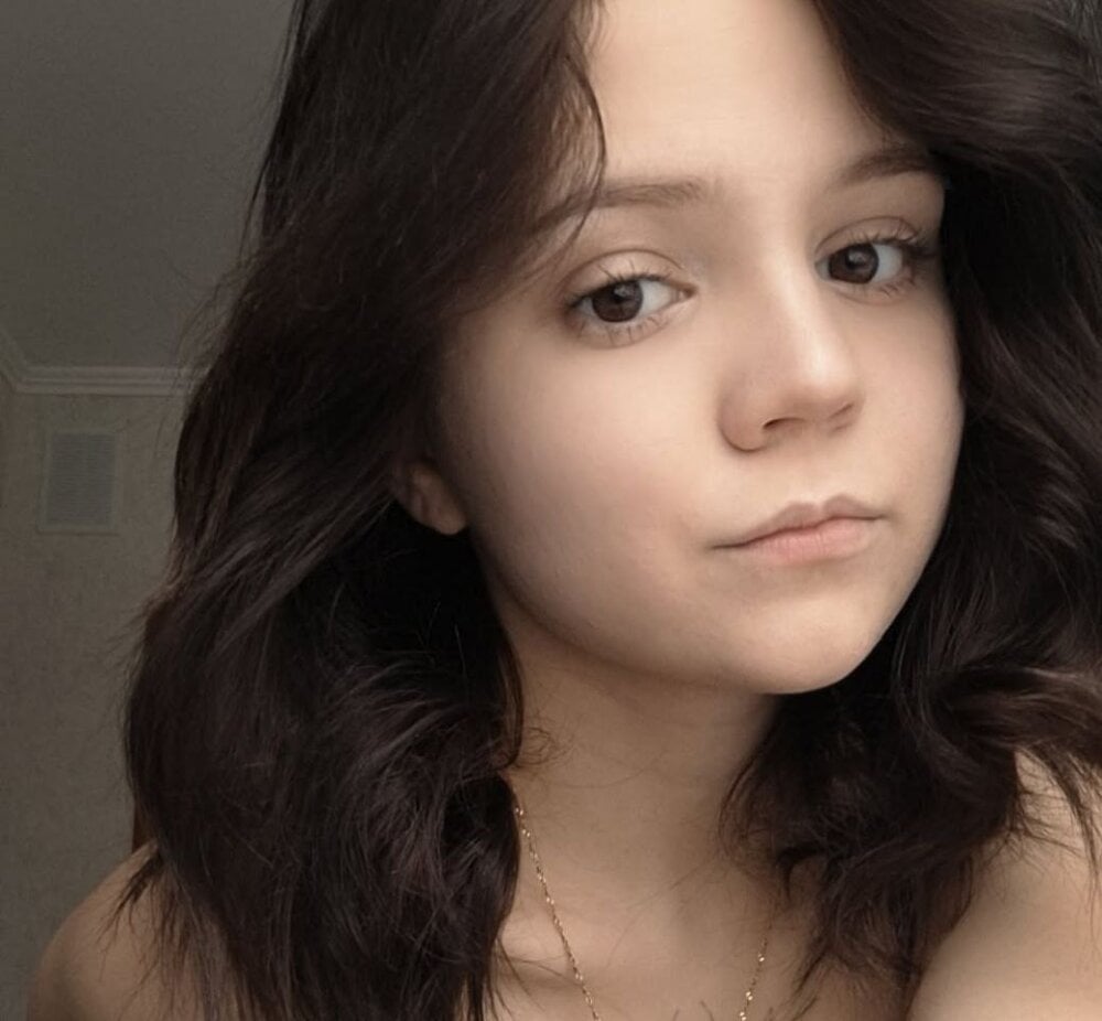 free6cams.com tiny_emmy livesex profile in brown-eyes cams