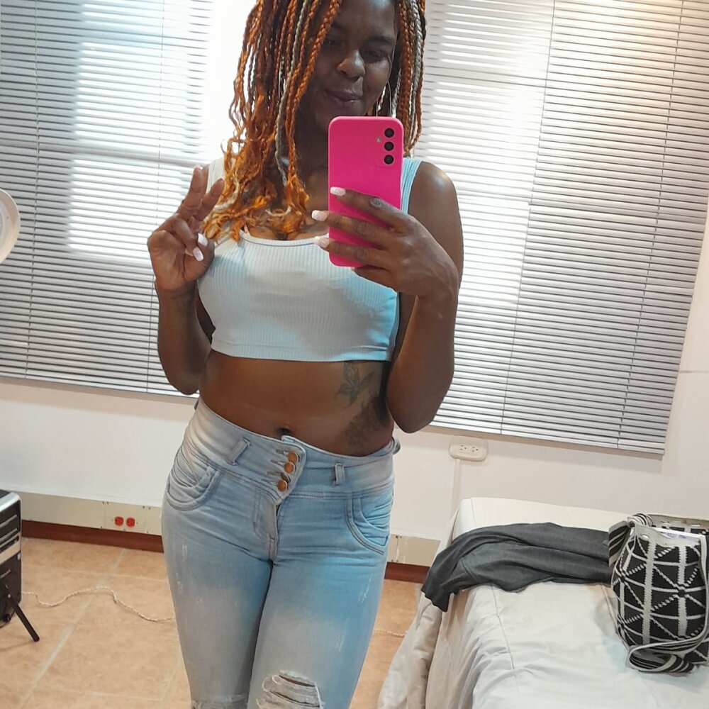 Live sex webcam photo for Emily_Redrose #287586258