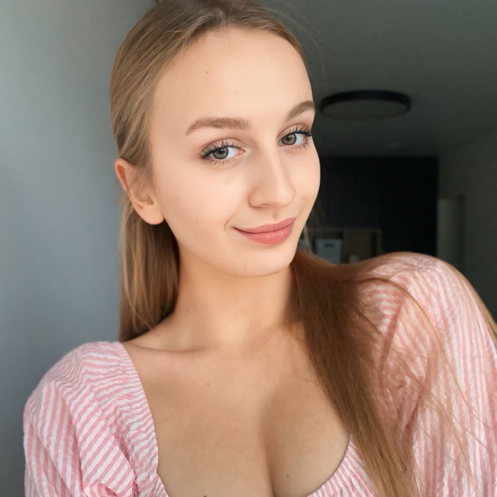 onaircams.com blondewhisper livesex profile in bisexual cams