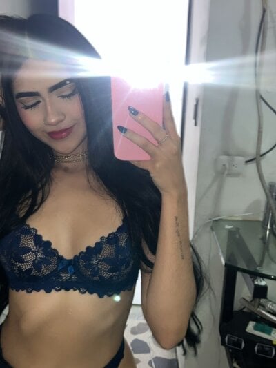 BellaaStorm Female Newblackhair Cam Striptease