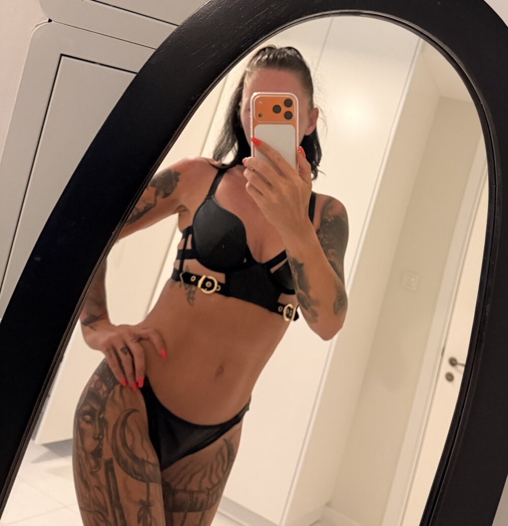 iluvcams.com mel-mia livesex profile in straight cams