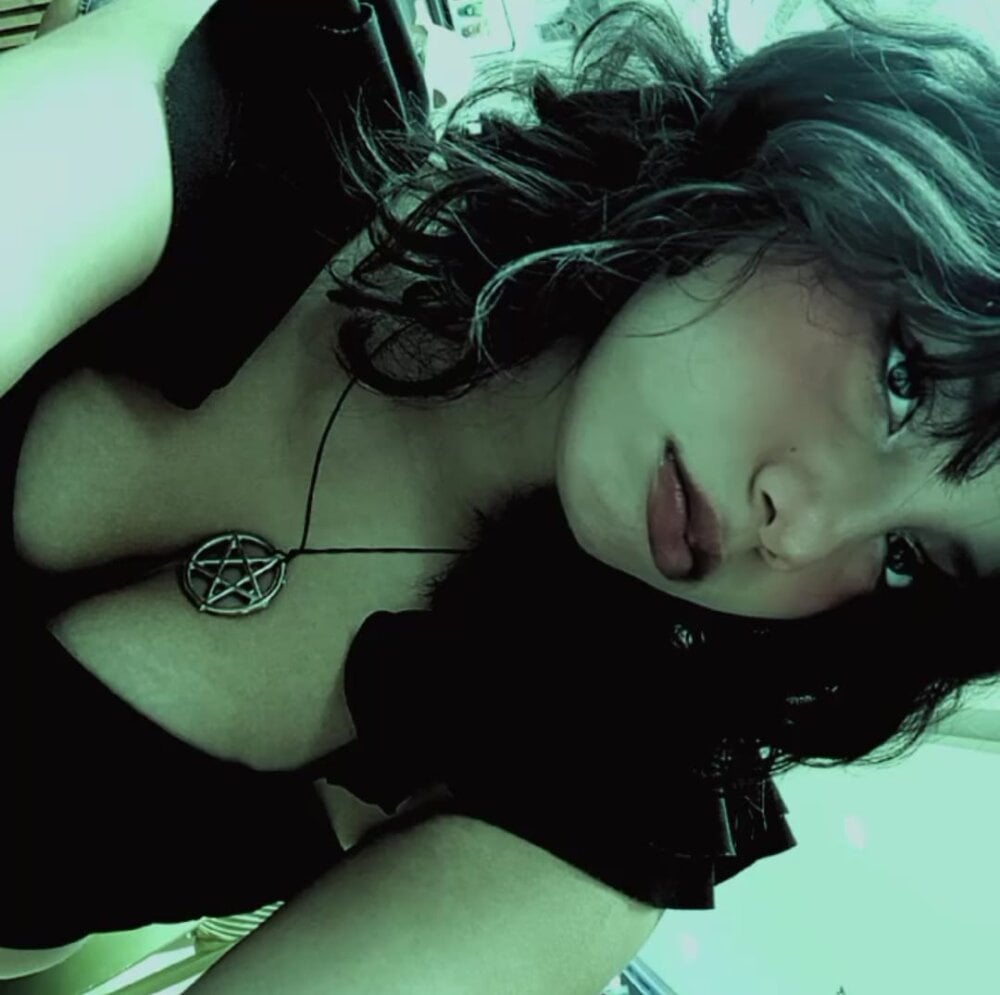 maya_stone12's Offline XXX Chat