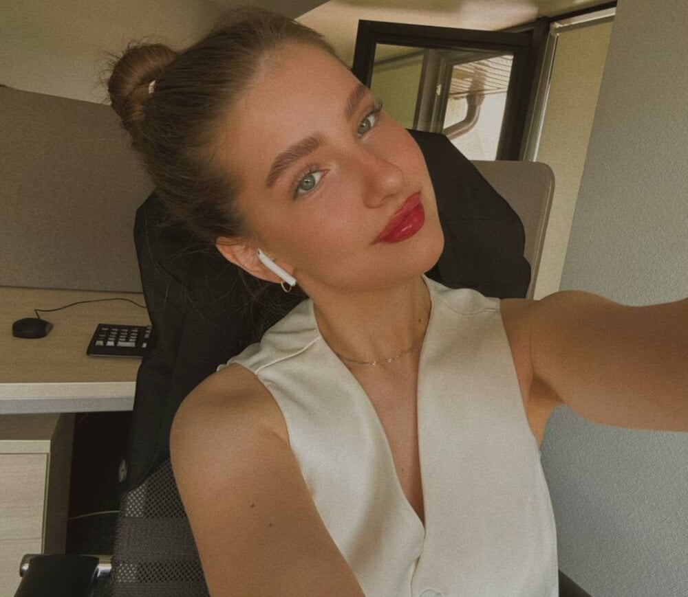 247camsex.com revafazekas livesex profile in on-the-couch-d cams