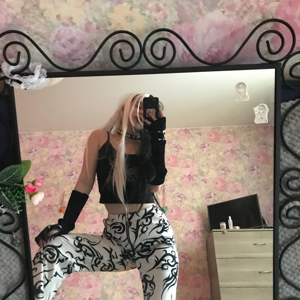 stripchat meoww33ss webcam profile pic via elivecams.com