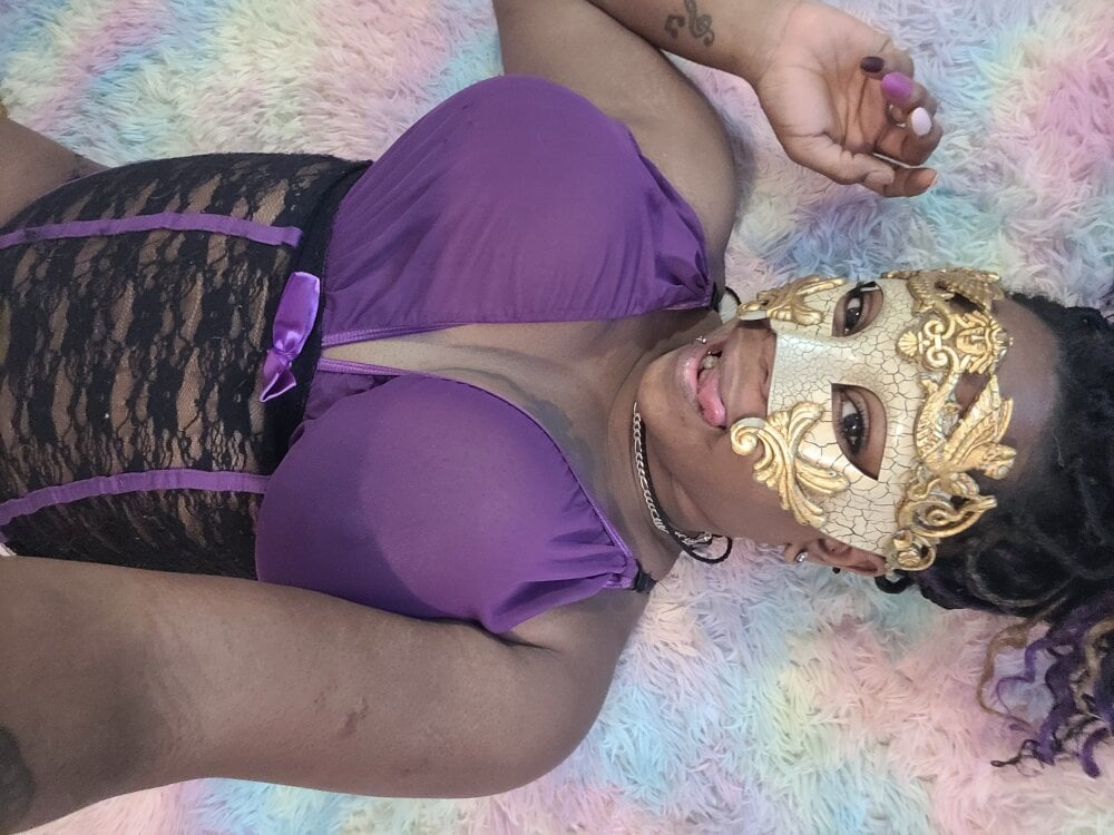 the_queen_next_door from stripchat