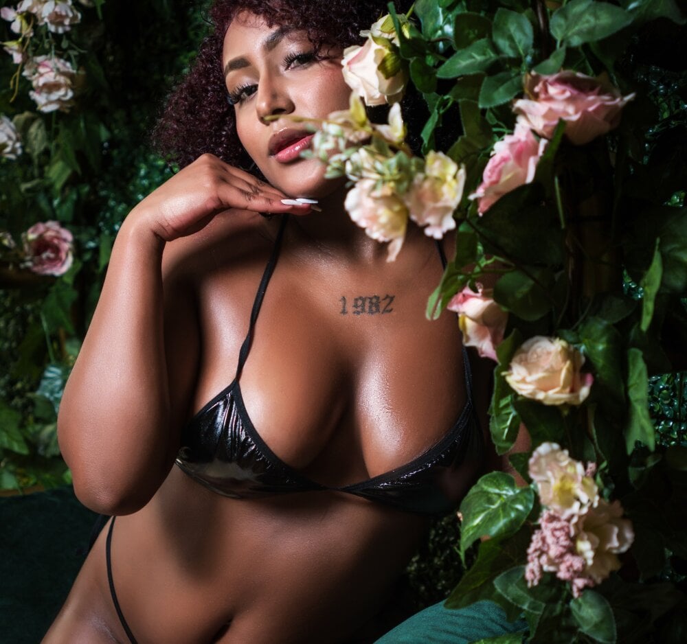 Emmadancer live cam model at StripChat