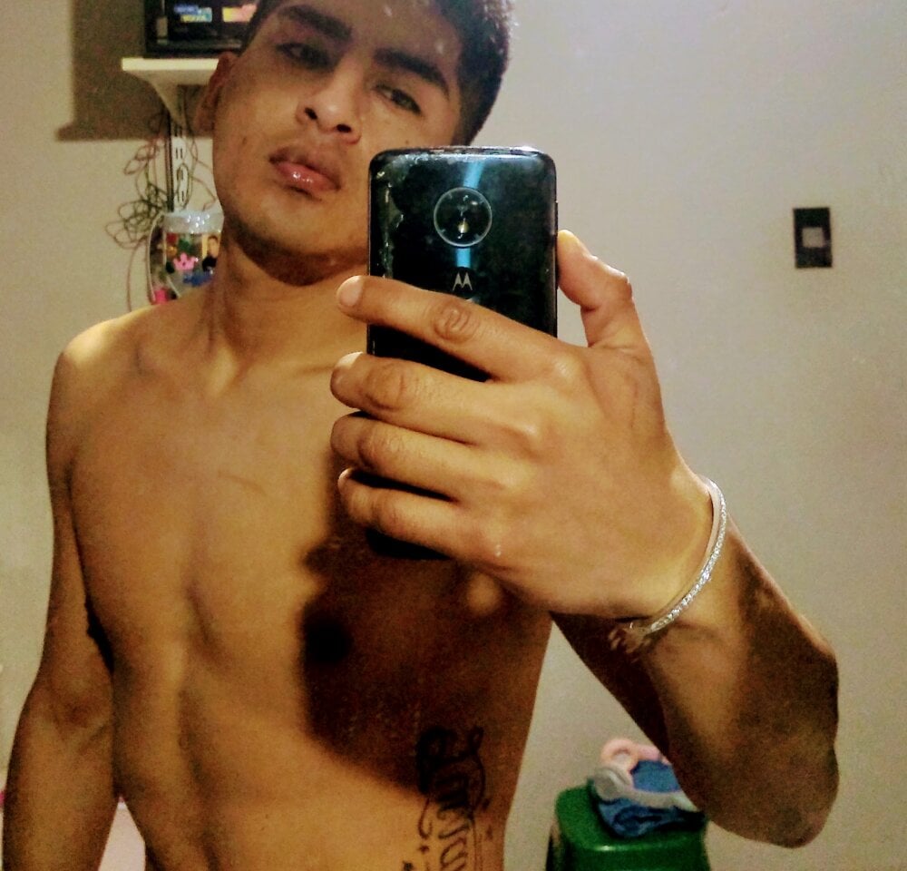 leonroots from stripchat