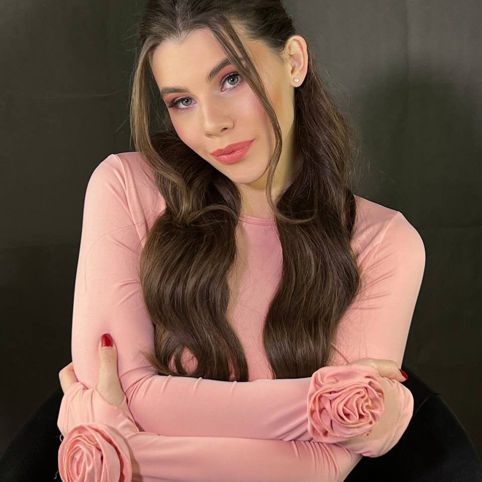 holly_sexxxsirens from stripchat