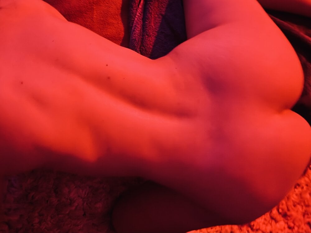 onaircams.com lolawildfirex livesex profile in land-of-delicious-food cams