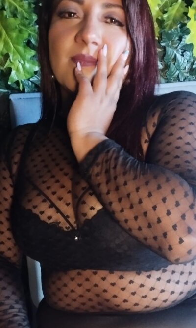 Sofiaa_Milf Female Smallaudience Striptease Cam