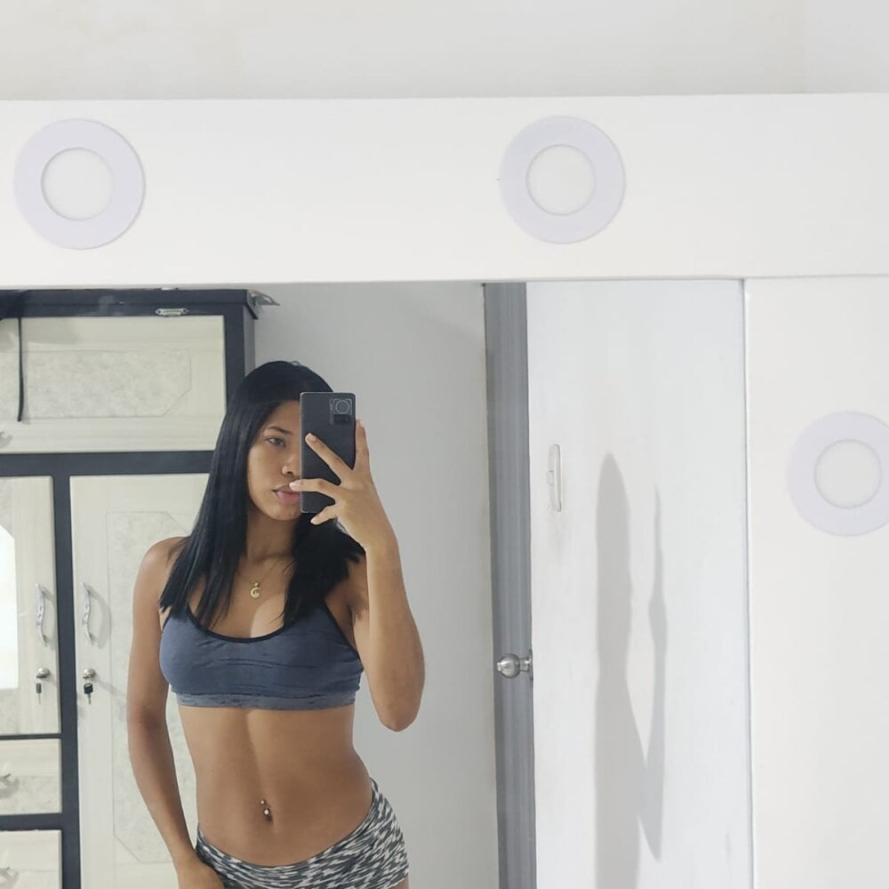 stripchat perla_brunette1 webcam profile pic via pornsexycams.com