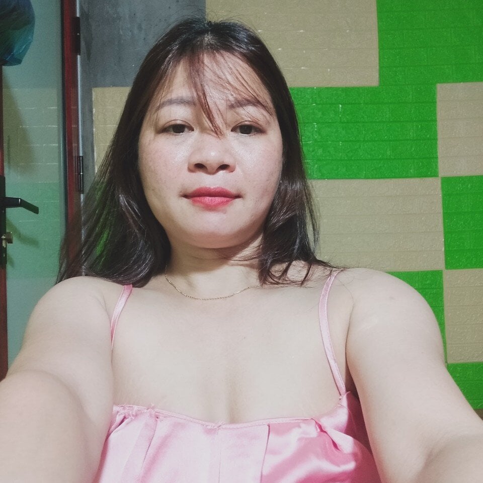 Watch  Nadia-Tuyet live on cam at StripChat