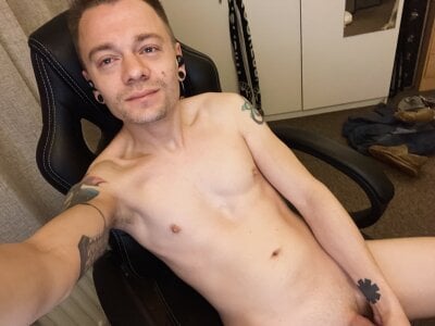 ukemoboiii Live Cam on StripChat