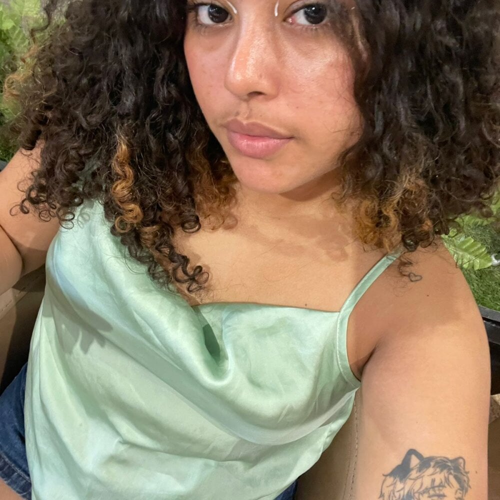 watchgirlcam.com juliteen_ livesex profile in colombia-u-head-3 cams