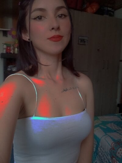 Mildre303av Female Medium Live Cam Adult