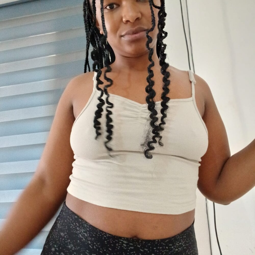 free6cams.com shytinyxx livesex profile in curvy cams