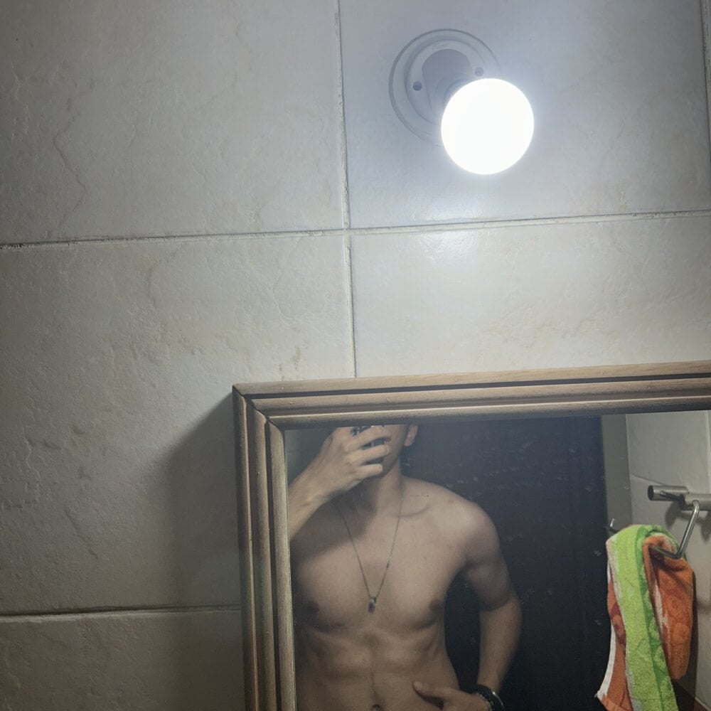 young_top079 from stripchat