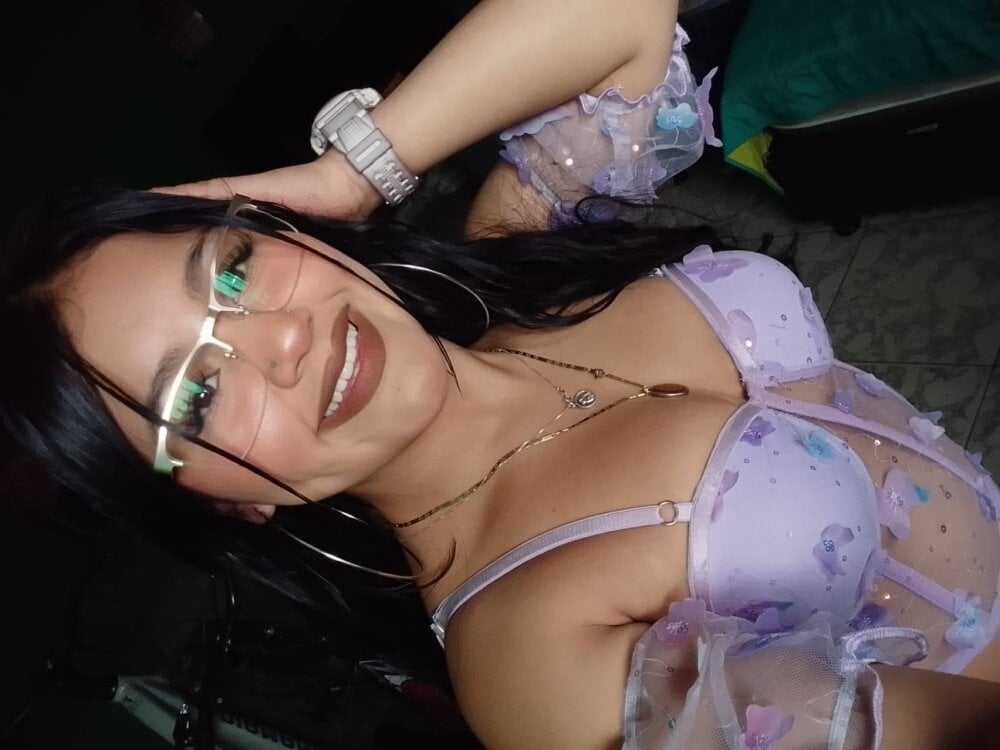 livestrip-joy.com chloe_bx livesex profile in granny cams