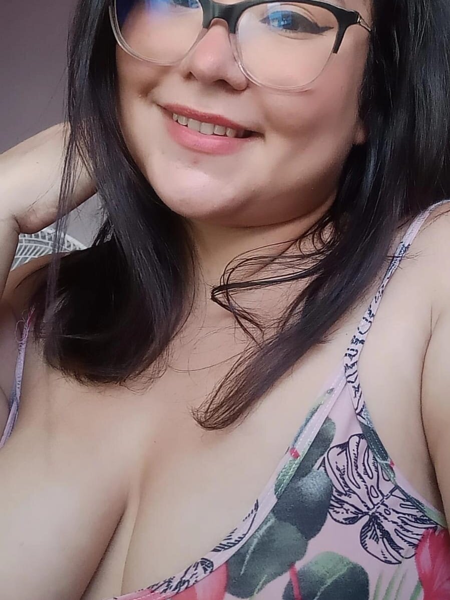 CinnamonCookiez live cam model at StripChat