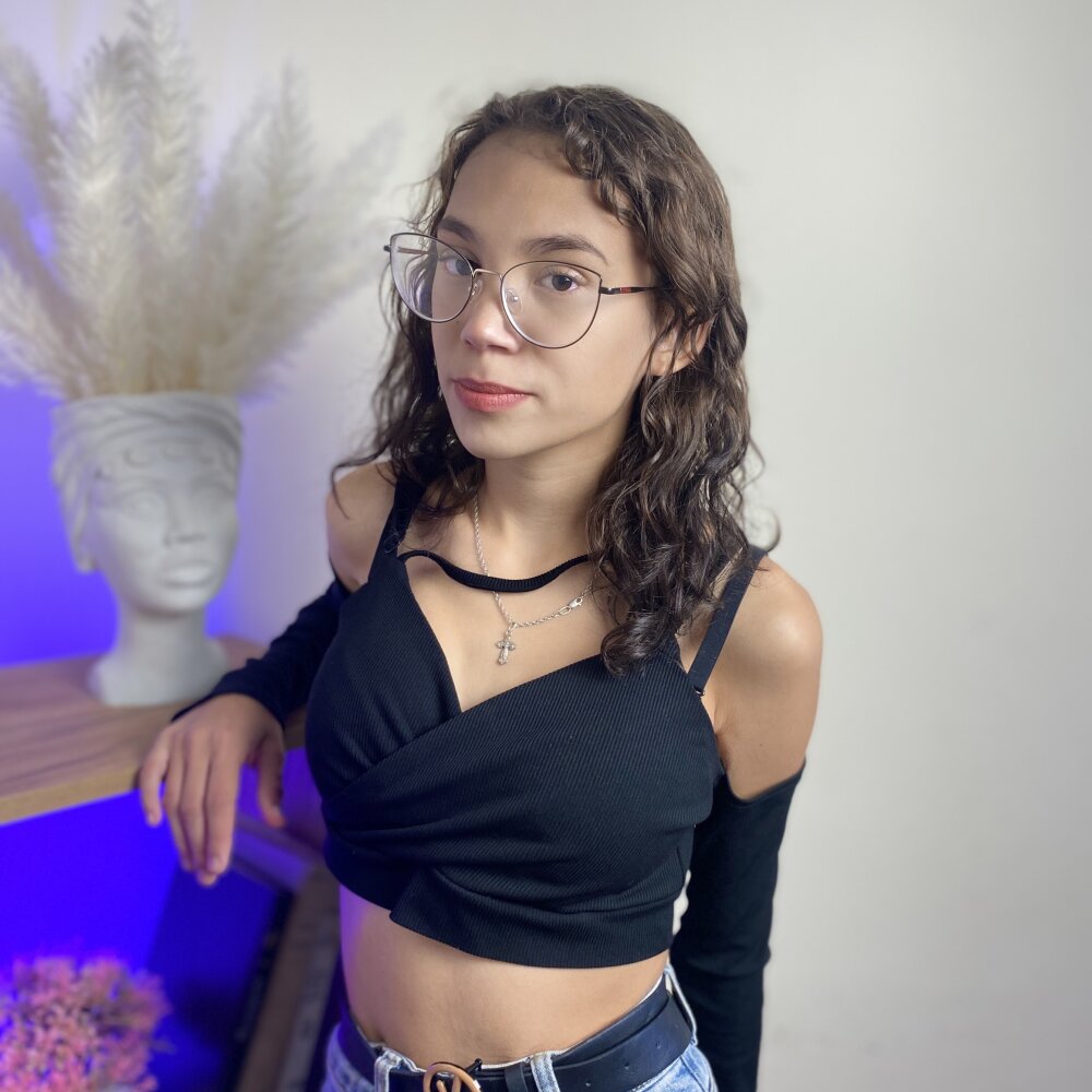 LisaAison Offline XXX-chat