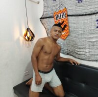 davidhotxxx1's Offline XXX Chat