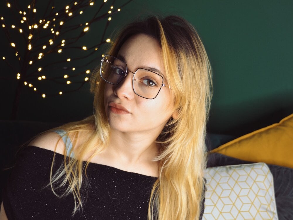 HollyBond profile