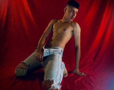 AaronGreco ♑ naked cam chat