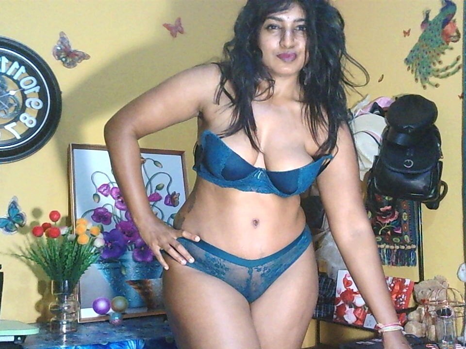 Watch  RoyalIndianCreamPuff live on cam at StripChat
