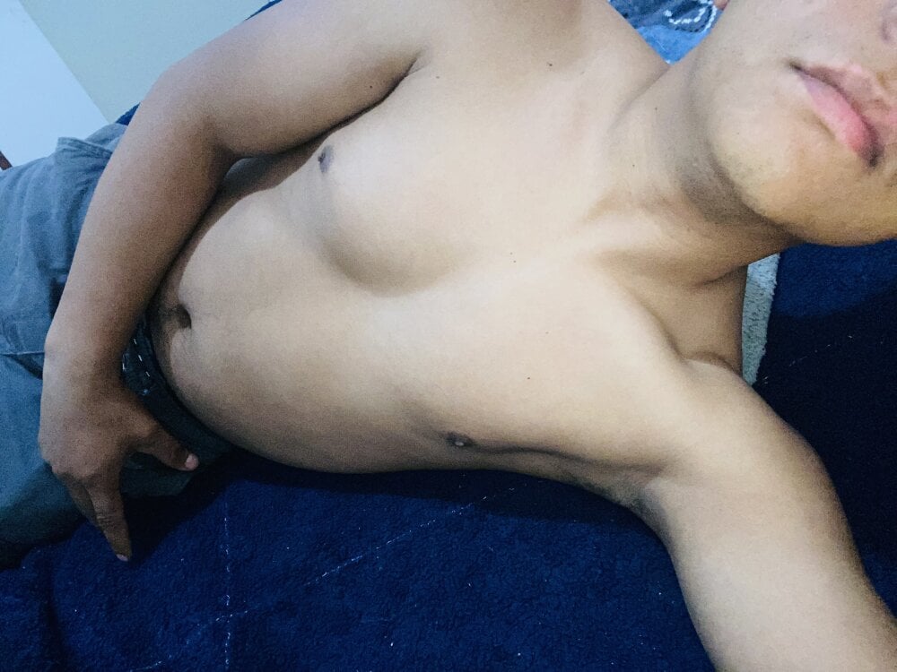 labiosrojos03 Adlı Modelin Çevrimdışı XXX Sohbeti