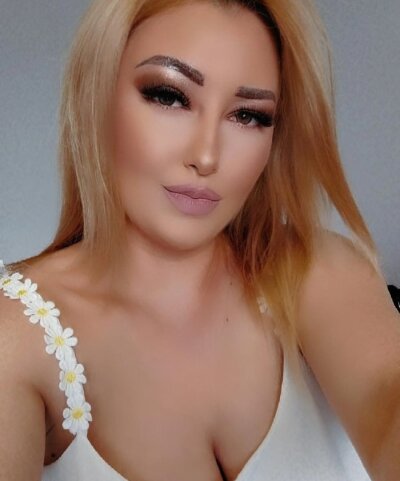 GloriaErin live on StripChat
