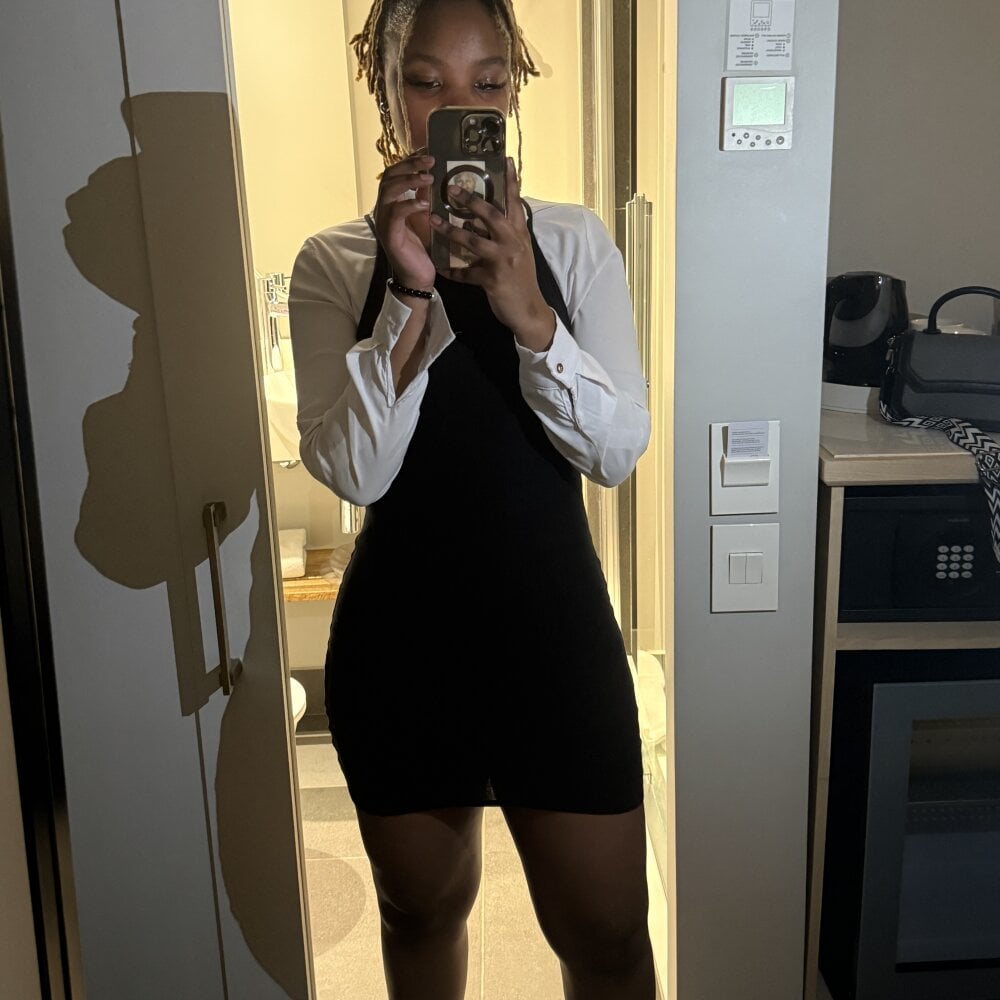 myliveeroticcams.com nellssee livesex profile in ebony cams