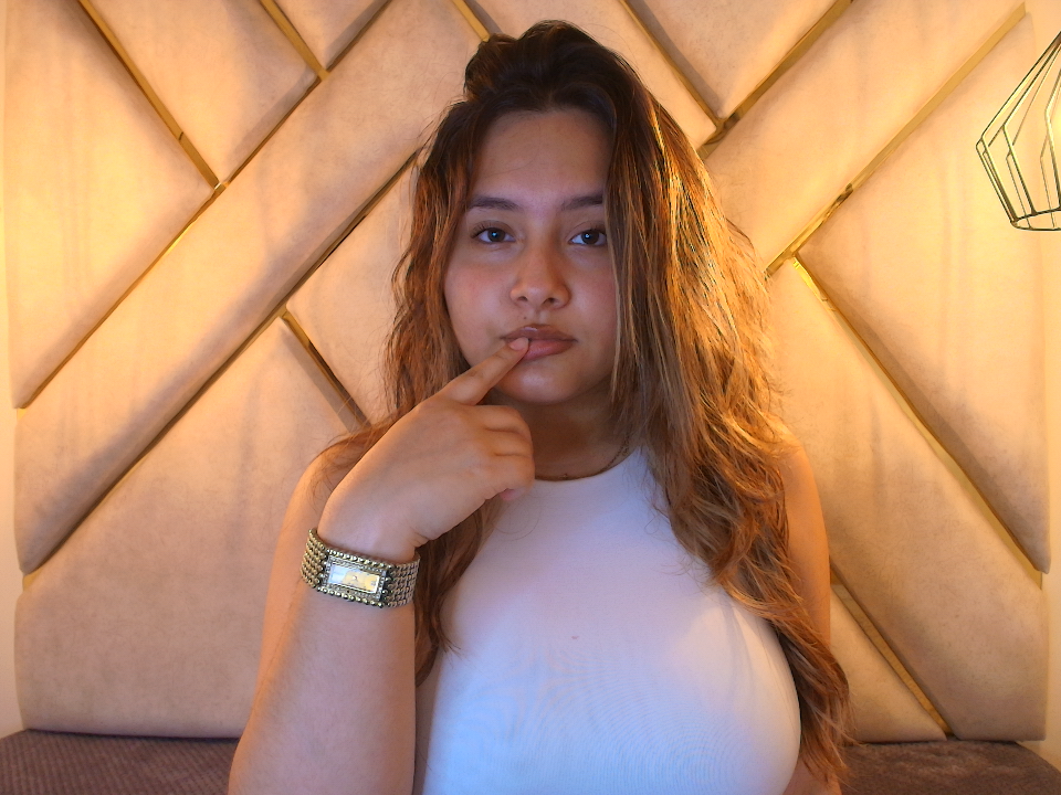 Zafiro_claire live cam model at StripChat