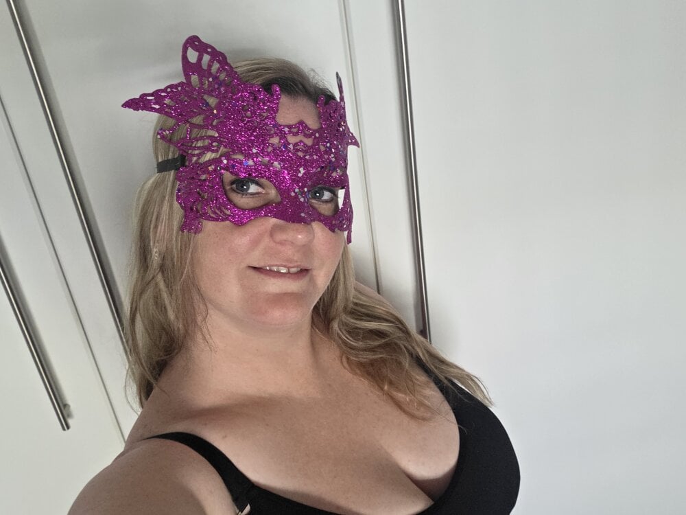 onaircams.com bigtitshottie livesex profile in blue-eyes cams