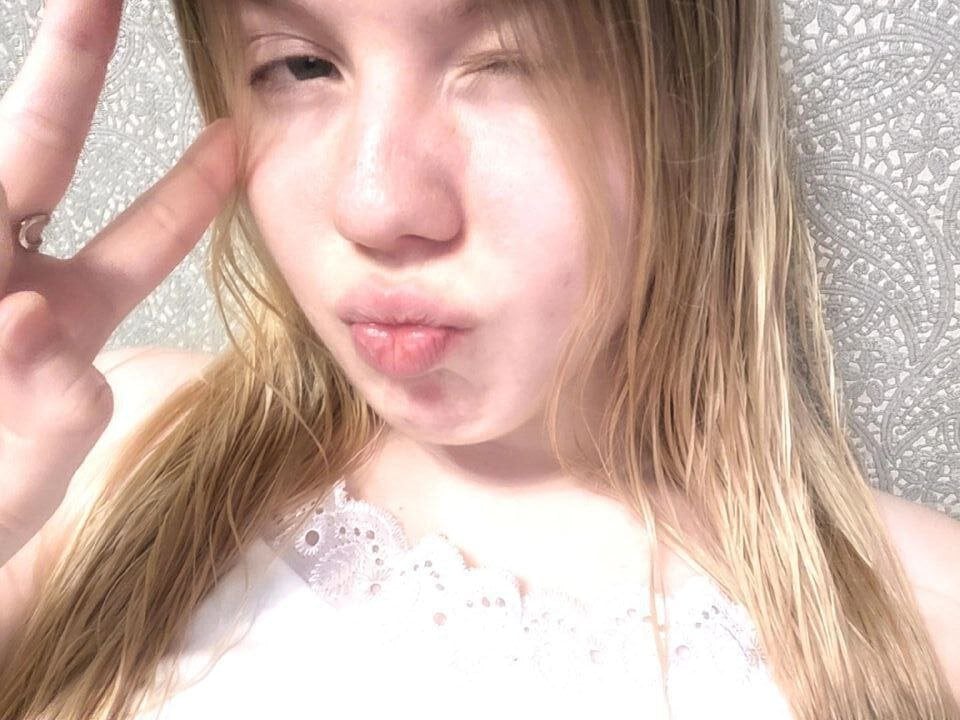 Strawberry_juli live cam model at StripChat