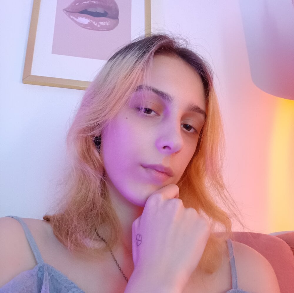 rudecam.live miilaglow livesex profile in straight cams