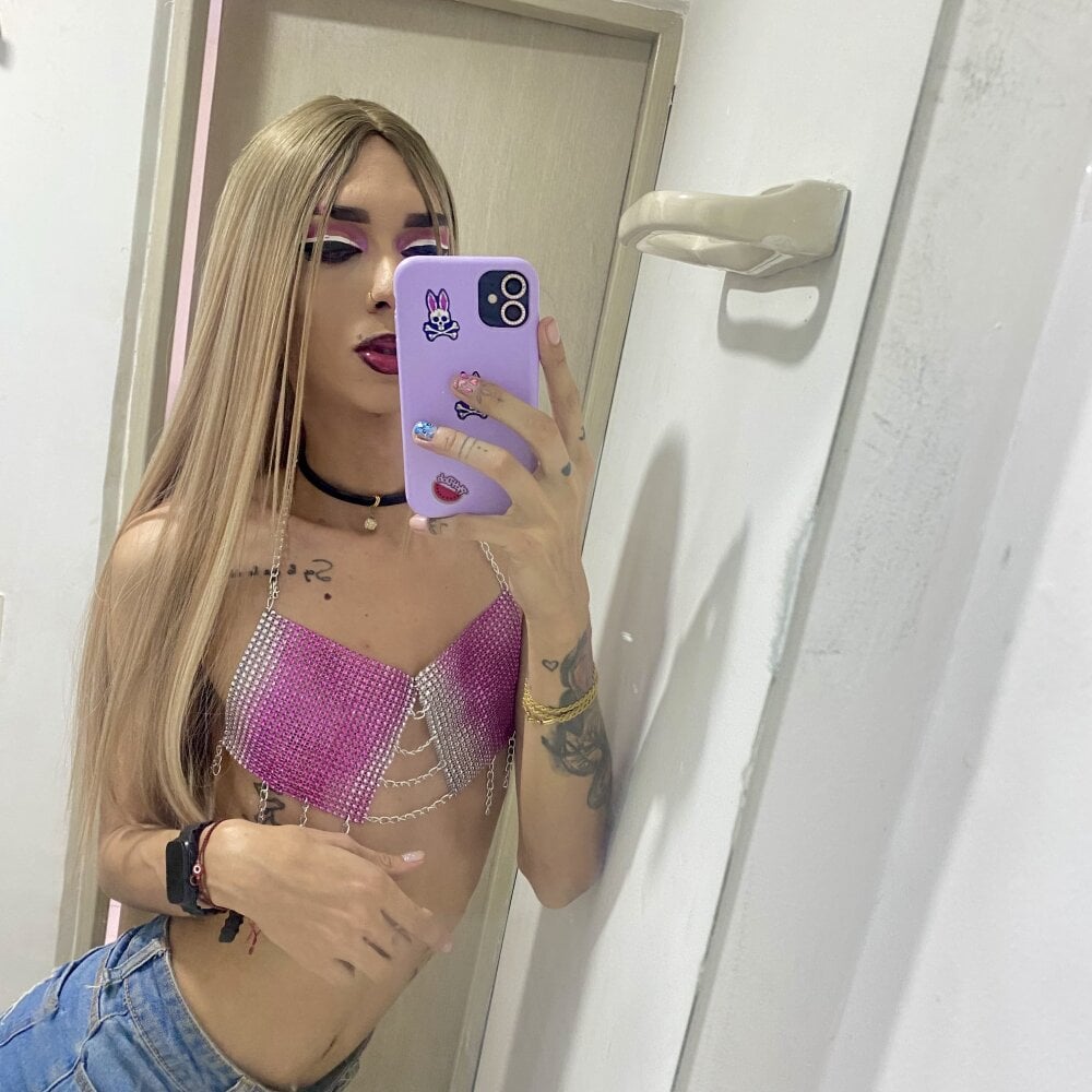 Annita_DirtyyXxx's Offline Chat Room