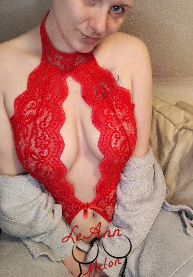 LeAnnMelon live cam model at StripChat