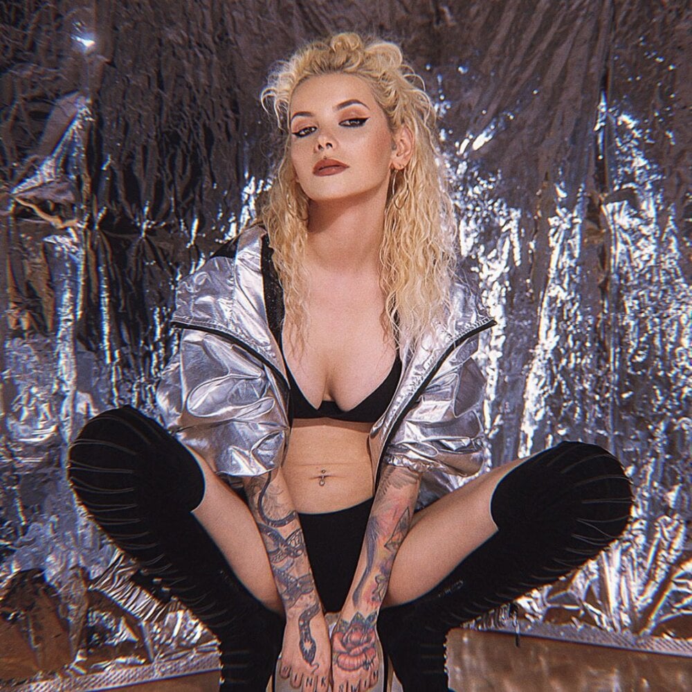 stripchat kittyknox webcam profile pic via watchgirlcam.com