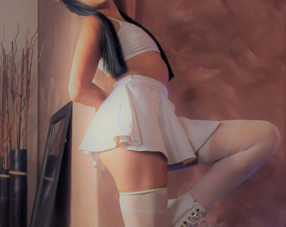 stripchat emma-hiill webcam profile pic via grannylivesexcams.com