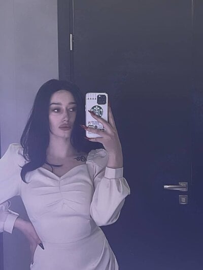 Kylie_pregi