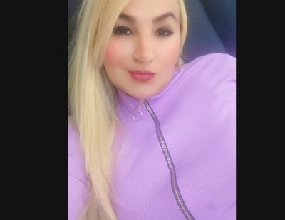 Mayito_ Female Smoke Free Webcam Strip