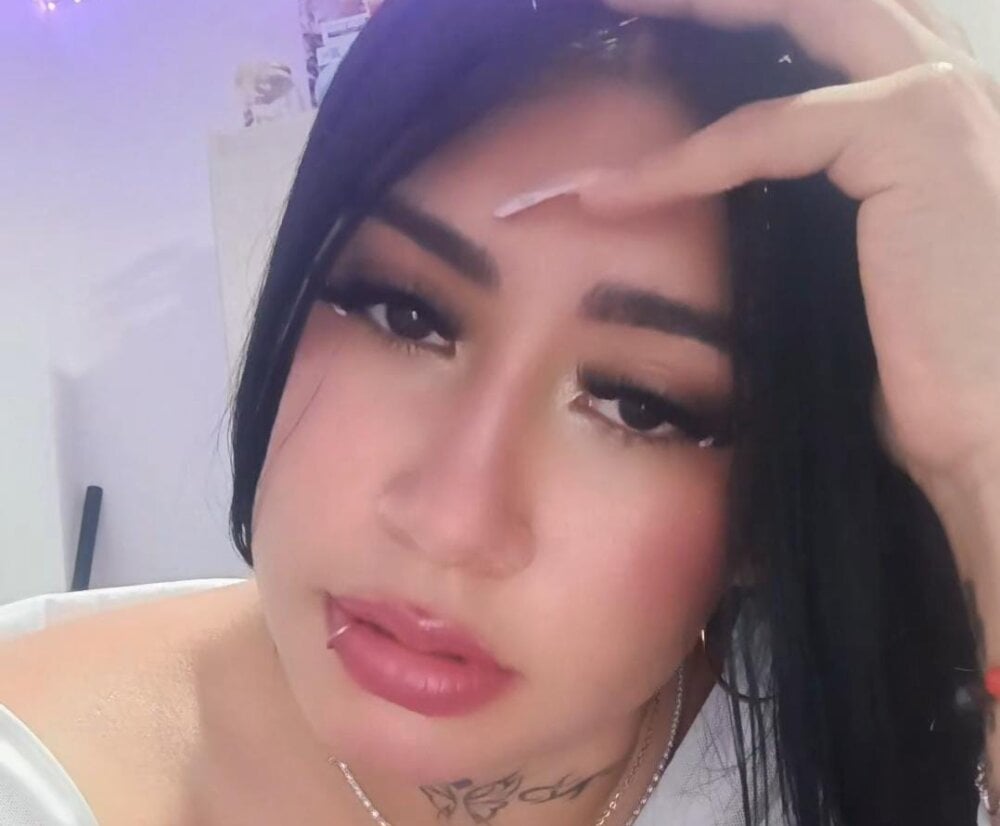 stripchat alessanndra__ webcam profile pic via glamcambabes.com