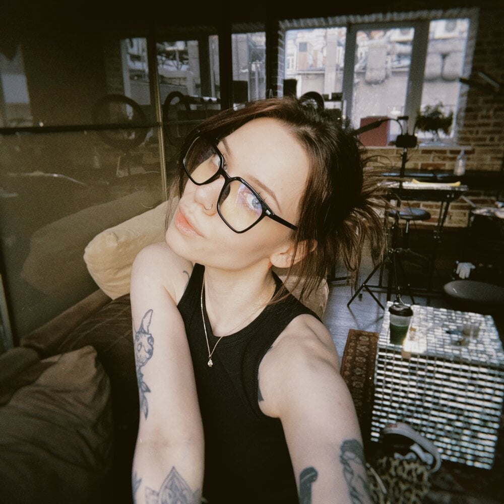 enchanting_chloe's Offline XXX Chat