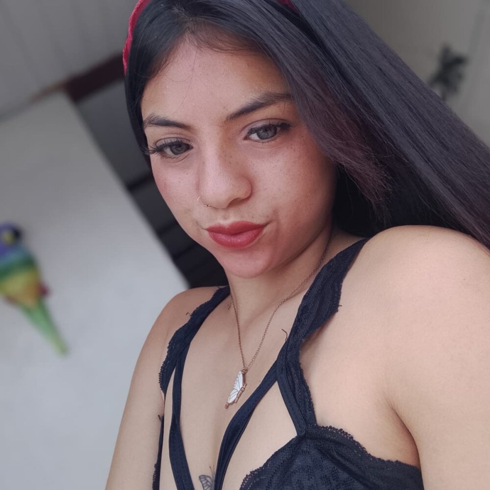 victoria_alvarez webcam profile - Nigerian