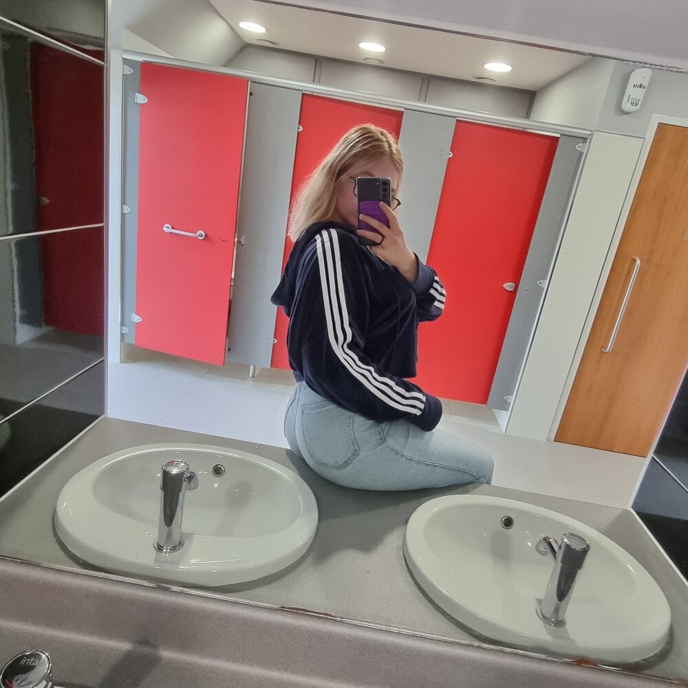 stripchat lunastarbliss webcam profile pic via elivecams.com