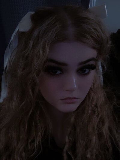 Emmy_Fleur on StripChat