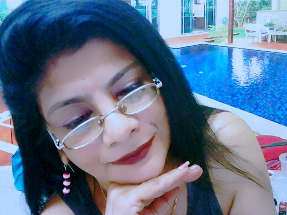 Live sex webcam photo for IndianAllure #290739177