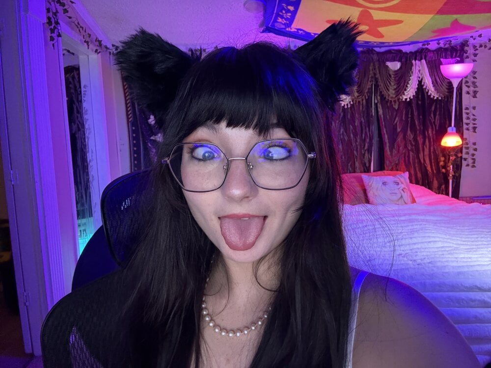 iluvcams.com urpuppymoon livesex profile in 43978624 cams