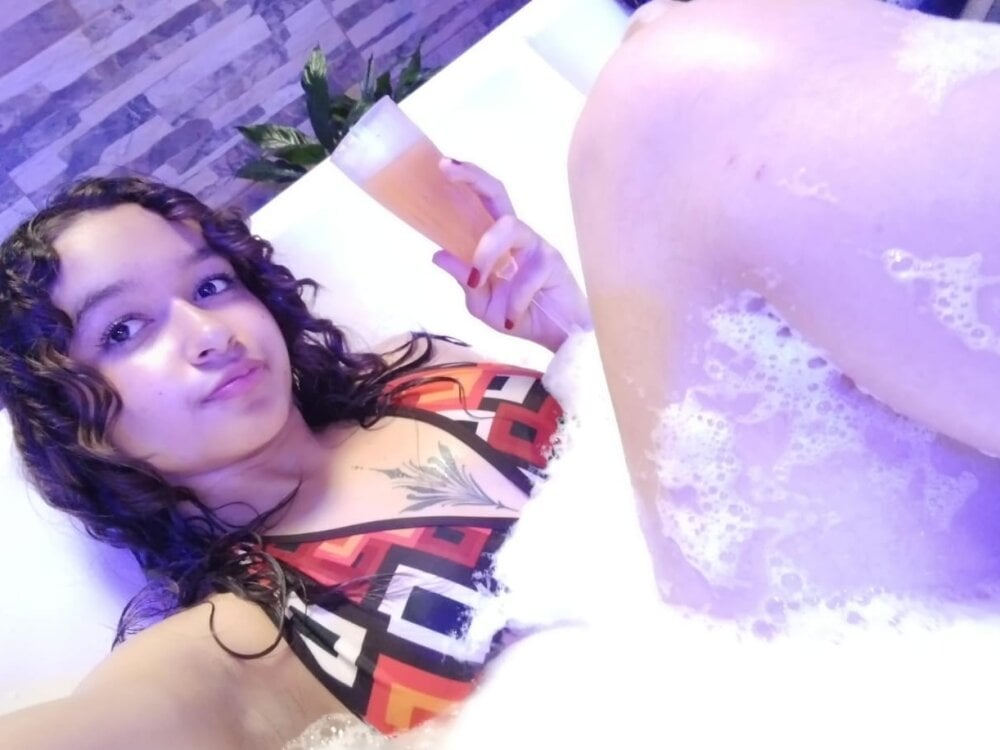 Sweetbunny_ch1's chat room